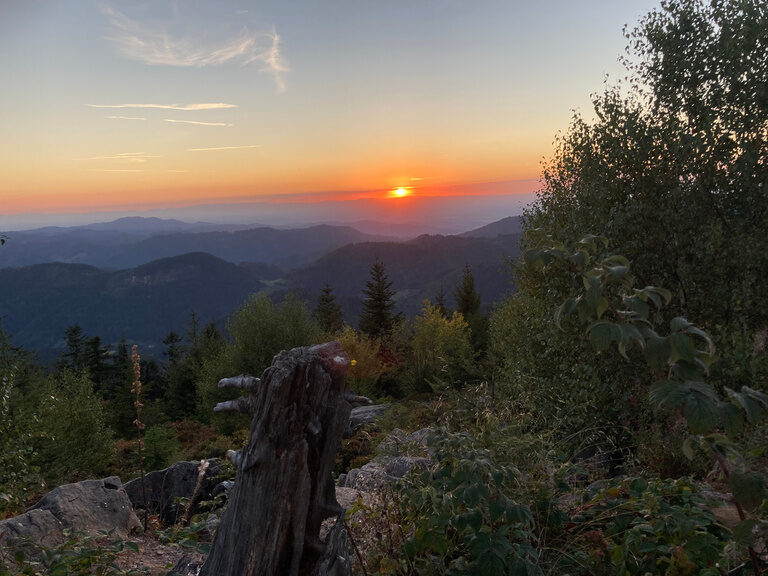 Romantischer Sonnenuntergang über dem Schwarzwald mit weitem Blick in die Natur rund um das Hotel Konradshof.