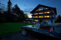 Oldtimer vor dem Hotel Konradshof