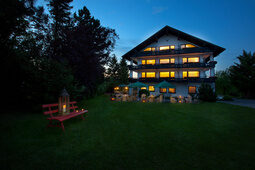Hotel Konradshof in der Dämmerung