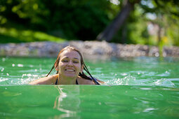 Schwimmen im Naturschwimmteich