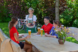 Fahrradfahrer im Biergarten