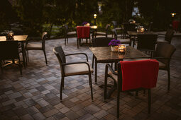 Gartenterrasse am Abend