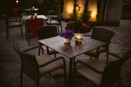 Gartenterrasse am Abend