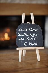 Schiefertafel mit saure Nierle