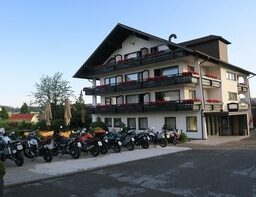 Motorräder vor dem Hotel