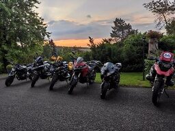 Motorräder vor dem Hotel
