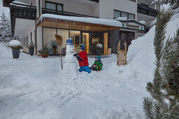 Kinder beim Schneemann bauen
