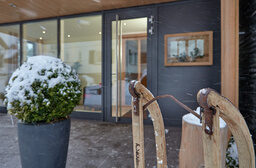 Schlitten vor dem Hoteleingang im Winter