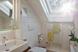 Badezimmer mit Dachschräge