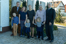 Familie Sackmann an der Hotelterrasse