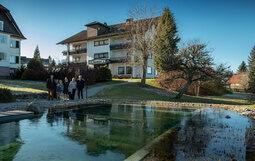 Familie Sackmann Hotelansicht vom Naturschwimmteich