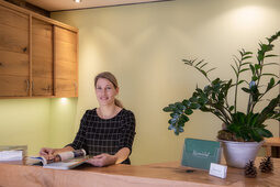 Annette Sackmann an der Rezeption