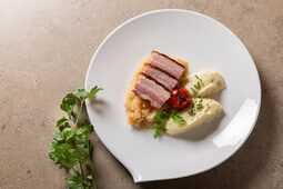 Schweinebauch auf Kartoffelpüree