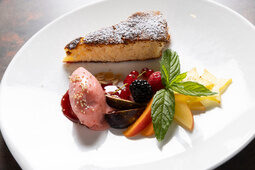 Zitronen-Mandelkuchen mit Erdbeersorbet