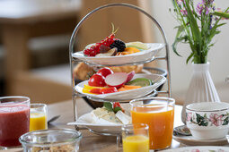 Etagere auf dem Frühstückstisch