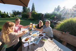 Strahlender Sonnenschein und geniessen in Biergarten in Hotel Konradshof