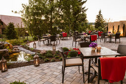 Einladende Gartenterrasse des Hotels Konradshof mit vielen gemütlichen Sitzmöglichkeiten.