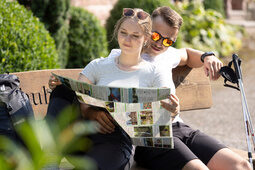 Enspanntes studieren der Wanderkarte auf der Bank von einem Paar im Hotel Konradshof in Besenfeld