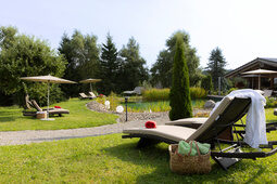 Gartenwiese lädt zum relaxen und baden im Nautrschwimmteich vom Hotel Konradshof in Besenfeld ein