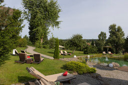 Gartenwiese lädt zum relaxen und baden im Nautrschwimmteich vom Hotel Konradshof in Besenfeld ein
