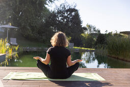 Entspannung Pur beim Yoga am Naturschwimmteich im Hotel Konradshof