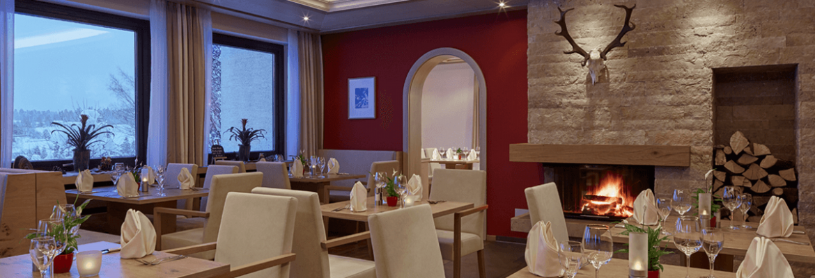 Gemütliche Restaurant Atmosphäre am offenen Kamin - Hotel Konradshof
