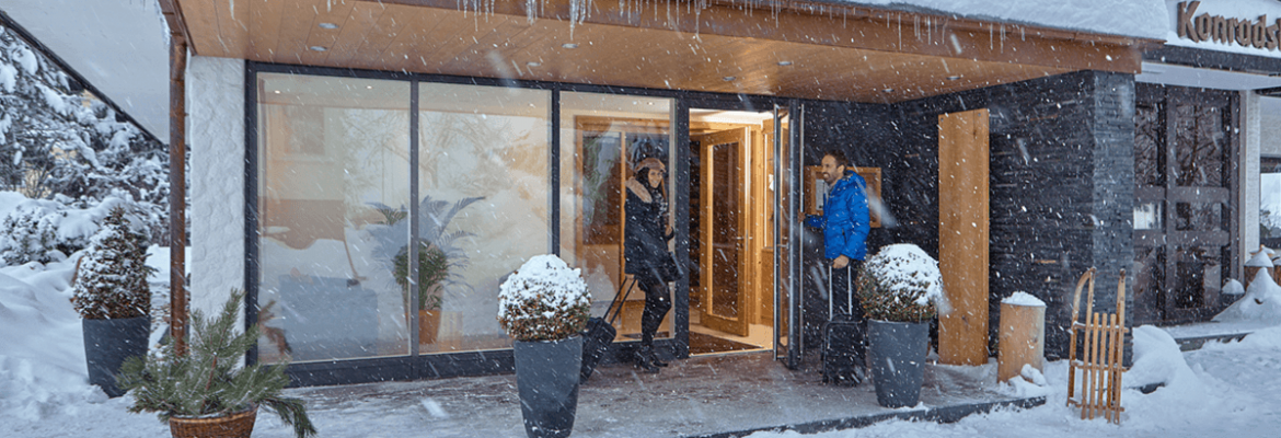 Hoteleingang mit Gästen im Schneegestöber - Hotel Konradshof