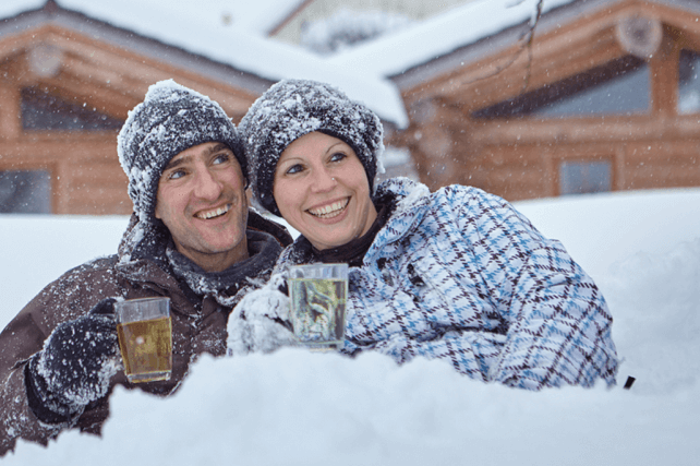 Paar genießt Glühwein im Schnee - Hotel Konradshof
