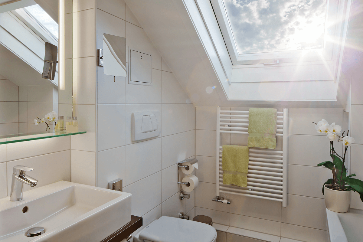 Helles Badezimmer mit Dachfenster - Hotel Konradshof