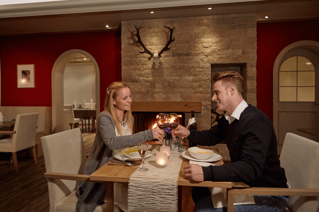 Paar genießt Dinner in romantischer Atmosphäre - Hotel Konradshof