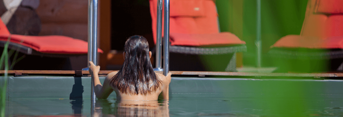 Frau steigt aus Naturschwimmteich aus - Hotel Konradshof